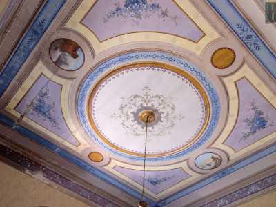 Visitiamo altri due ambienti anch�essi abbelliti da eleganti soffitti affrescati. Il primo si mostra pi� vistoso con cornici circolari e riquadri dai toni celeste, lilla e crema...
